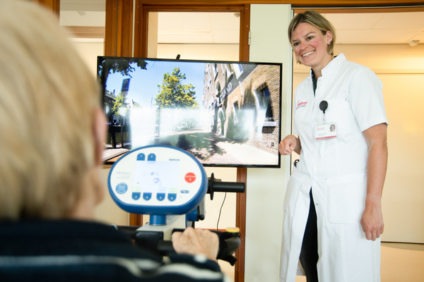 241004 Franciscus Mssl Patient op fiets Geriater Suzanne Boon